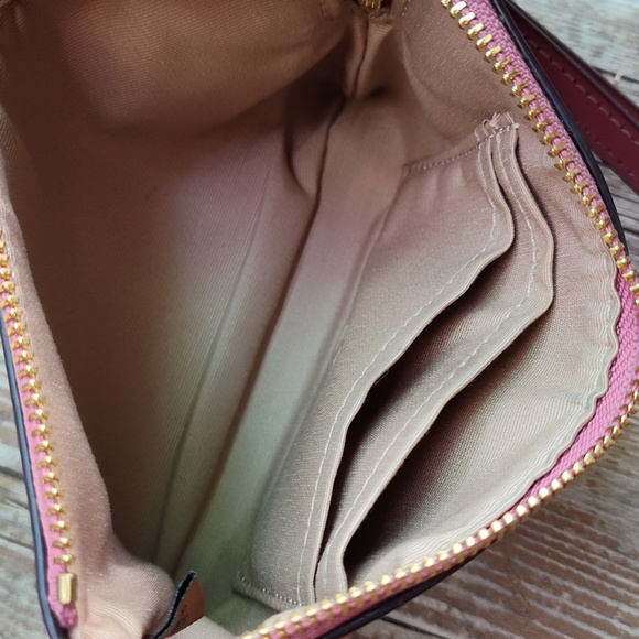 Coach Heart 💖 Clutch - Picture 4 of 12